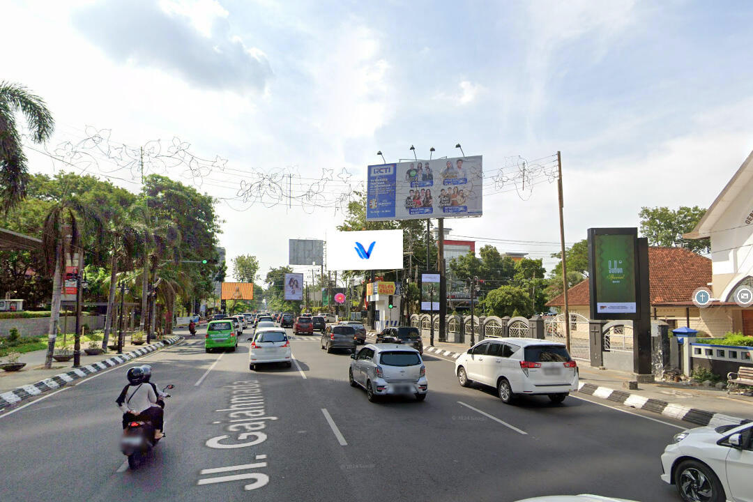 Billboard Jl. Gajahmada (Perempatan Kampung Kali Atas Pos Polisi), Semarang