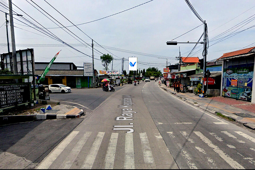 Billboard Pertigaan Jl. Raya Kepadangan Tulangan, Sidoarjo