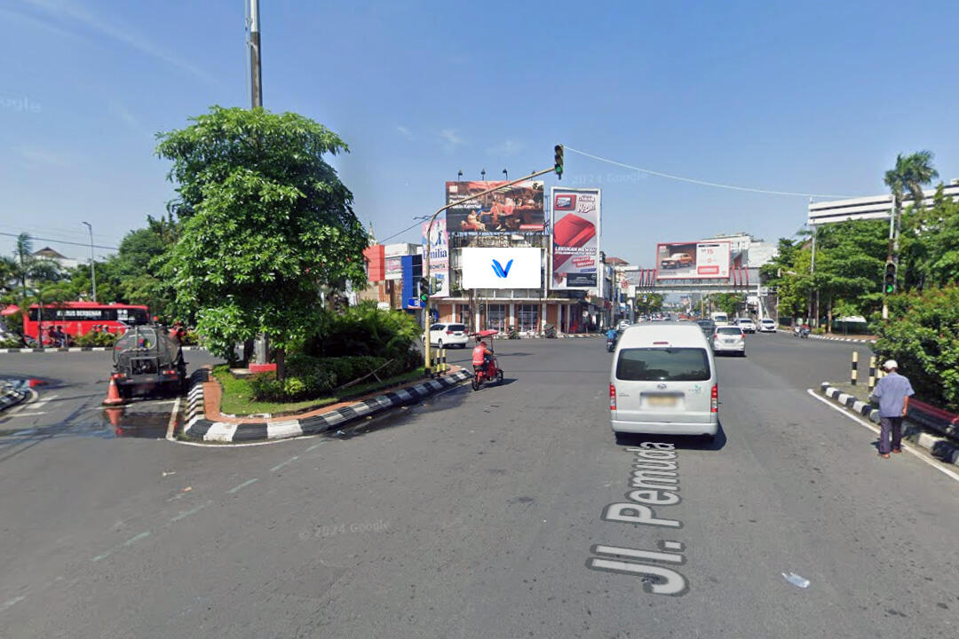 Billboard Jl. Pemuda perempatan Alun alun Kota Semarang