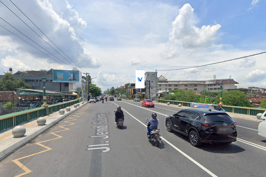 Billboard Jl. Jend. Sudirman (barat jembatan gondolayu), Yogyakarta
