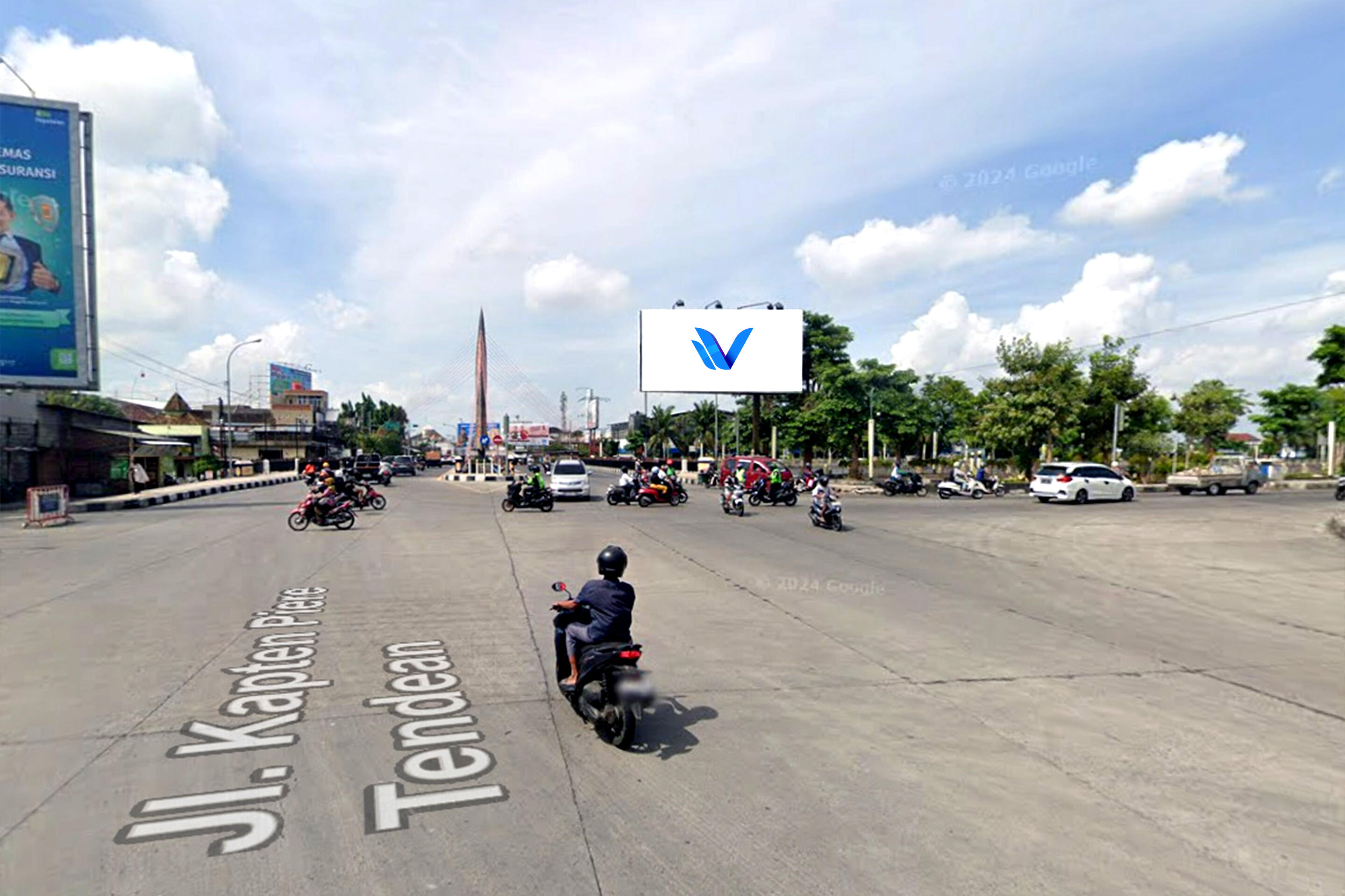 Billboard Jl. P. Tendean Tugu Keris depan Terminal Tirtonadi, Solo