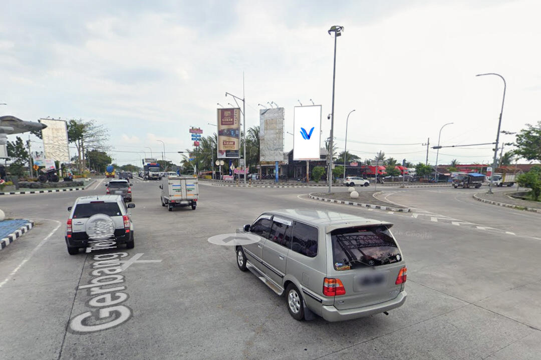 Billboard Perempatan Tol Dumpil, Kabupaten Madiun