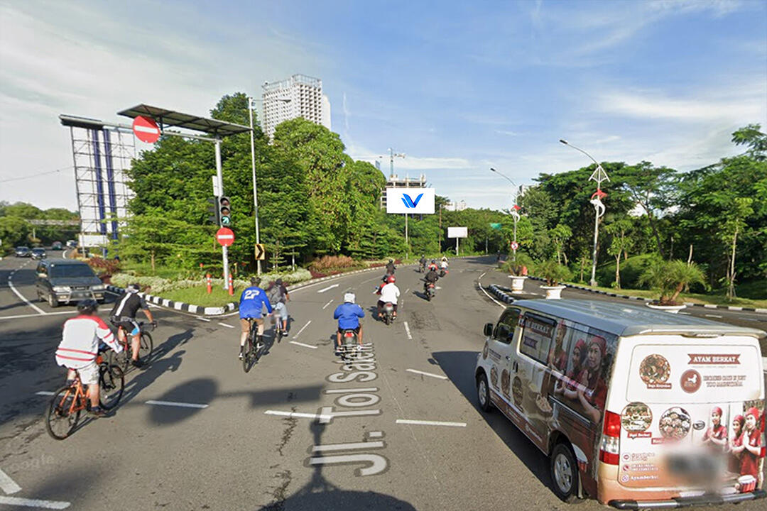 Billboard Bundaran Tol Satelit Akses menuju Pakuwon Trade Center, Surabaya