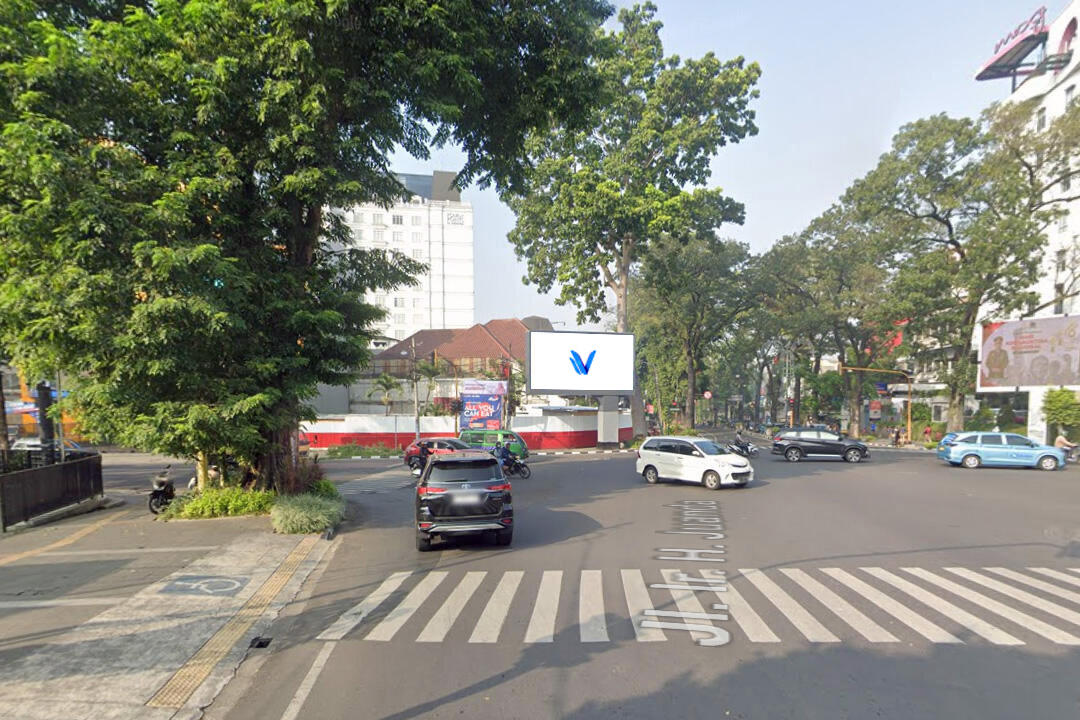 Videotron JL. SULANJANA VIEW DARI JL. DIPONEGORO (HOTEL MOXY), Bandung
