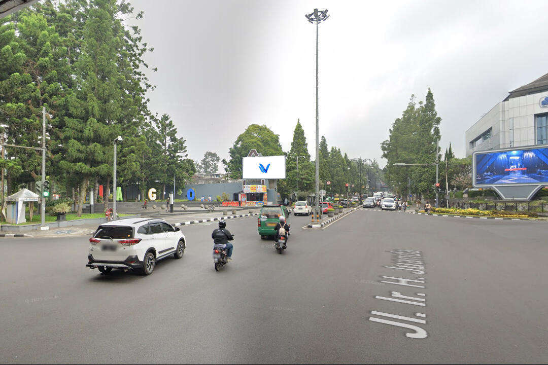 Videotron Jl. Ir. H. Juanda (Taman Cikapayang Dago), Bandung