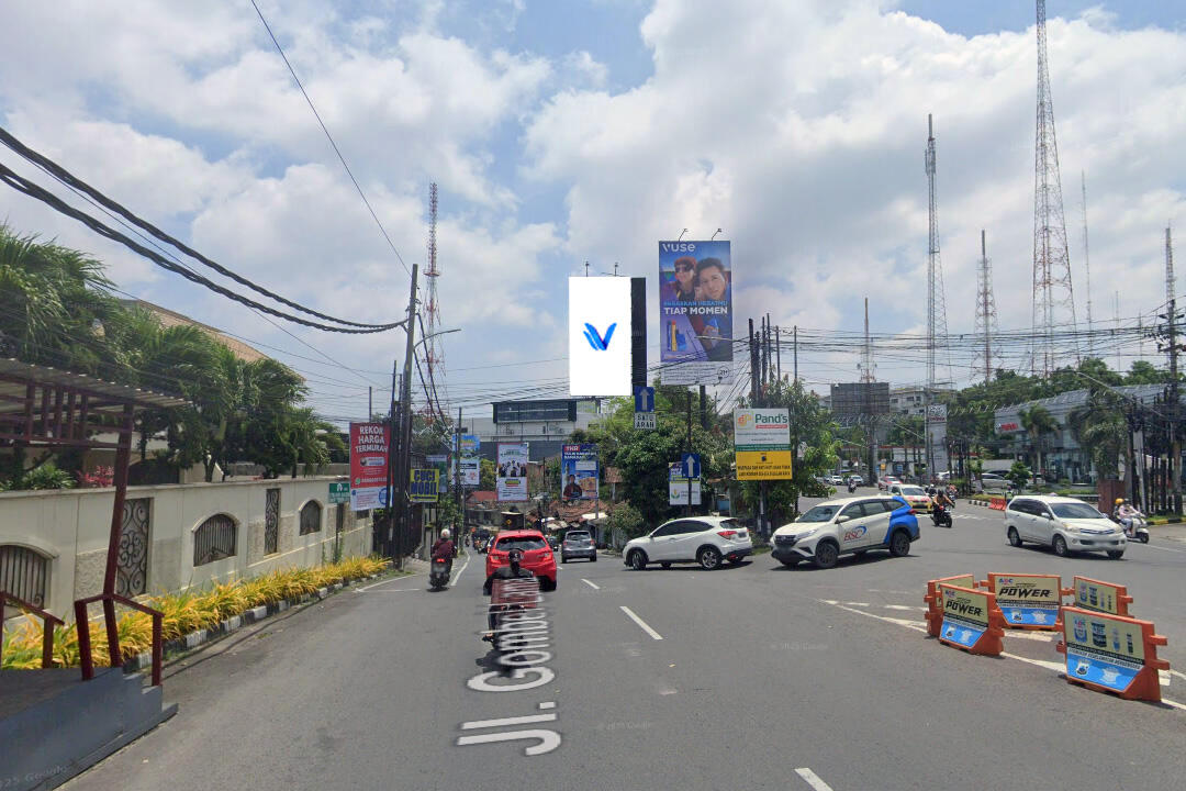 Billboard Jl. Setiabudi Pertigaan Burger King, Semarang